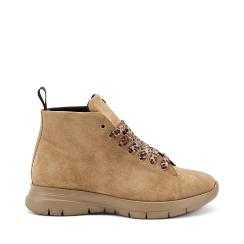Desert Boots aus Veloursleder mit Schnürsenkel aus Samt - Frau Shoes | Official Online Shop