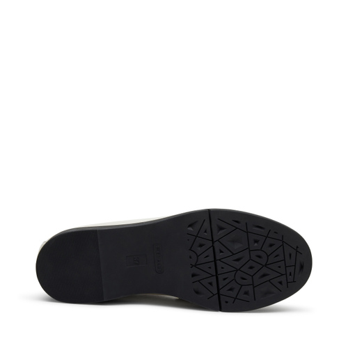 Comfort-Mokassin aus Lackleder mit Spange - Frau Shoes | Official Online Shop