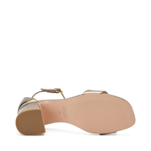 Sandale mit Absatz aus laminiertem Leder - Frau Shoes | Official Online Shop