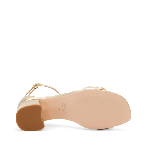 Sandale mit Absatz aus laminiertem Leder und Bast mit Spange - Frau Shoes | Official Online Shop