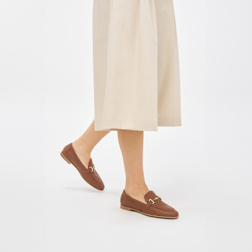 Mokassin aus Leder mit goldfarbener Spange - Frau Shoes | Official Online Shop