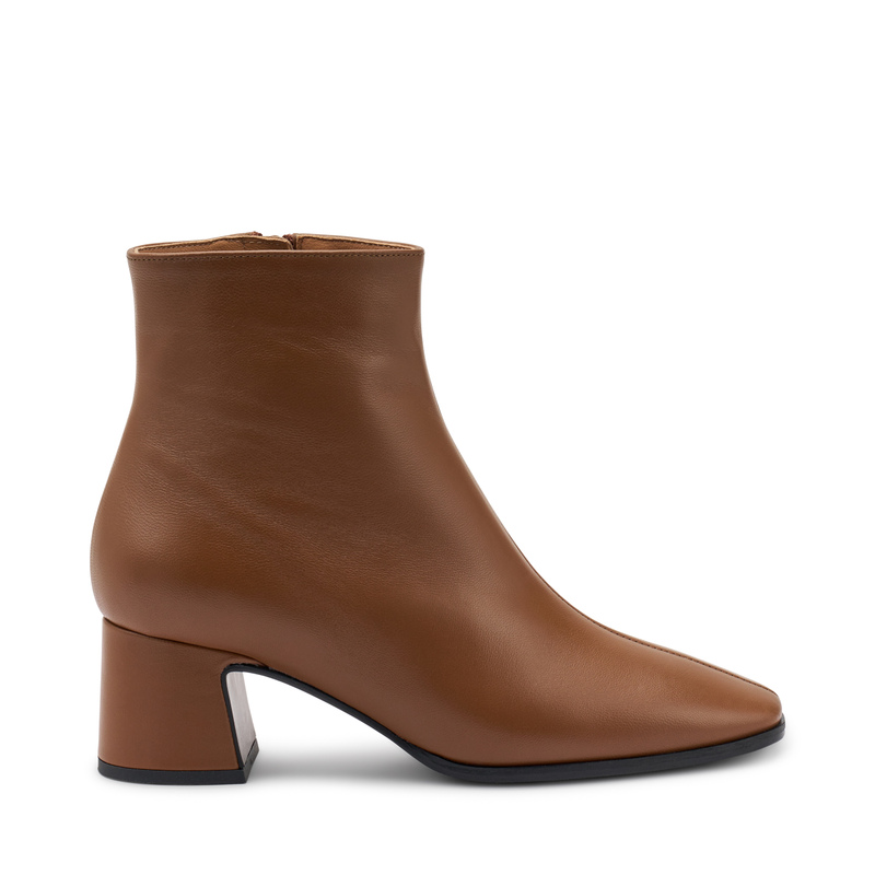 Heeled leather ankle boots Col. Black Frau