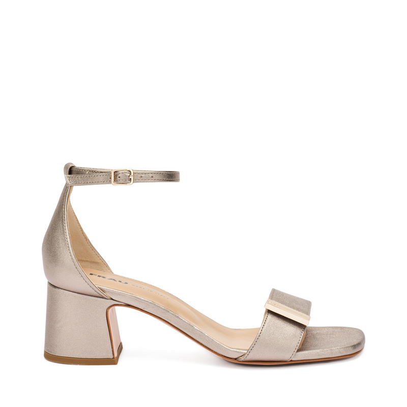 Sandale aus laminiertem Leder mit Absatz | Frau Shoes | Official Online Shop