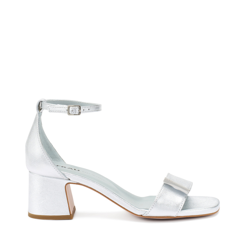 Sandale aus laminiertem Leder mit Absatz | Frau Shoes | Official Online Shop