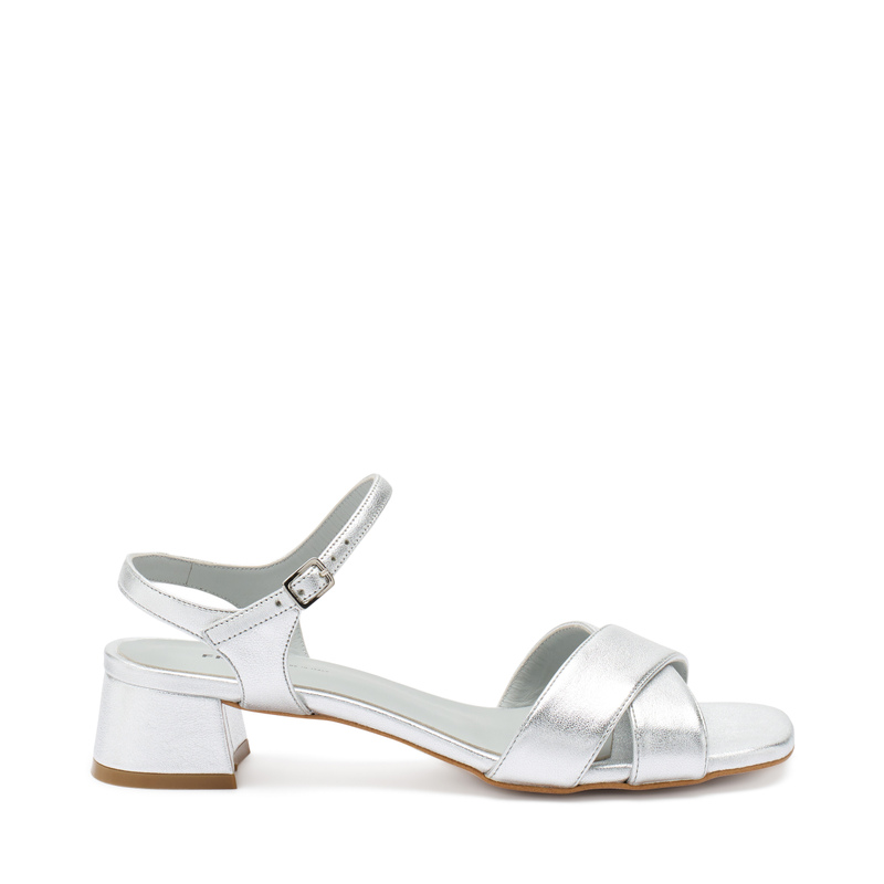 Silberfarbene Sandale mit niedrigem Absatz | Frau Shoes | Official Online Shop