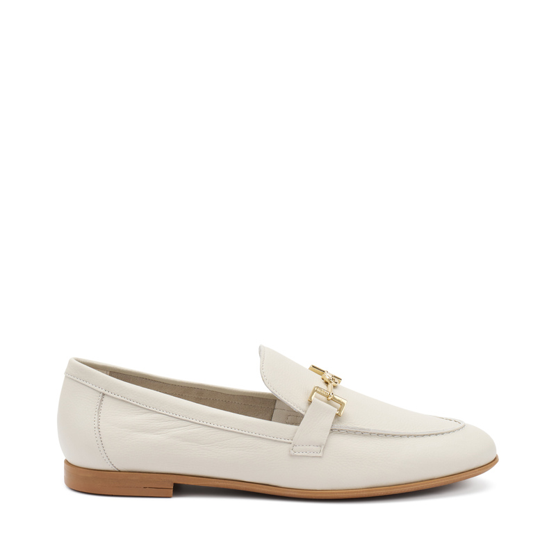 Mokassin aus Leder mit goldfarbener Spange | Frau Shoes | Official Online Shop