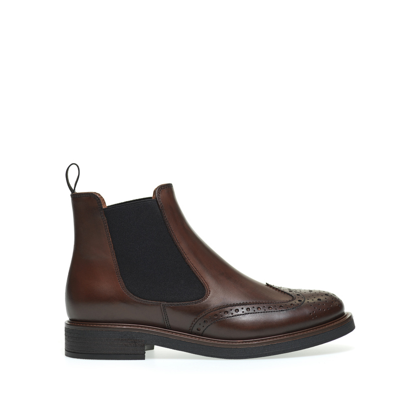 Leather Chelsea boots with wing-tip design - Ankle boots | Frau Shoes | Official Online Shop