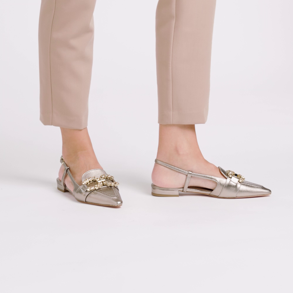 Slingback aus laminiertem Leder mit Schmuckdetail - Frau Shoes | Official Online Shop