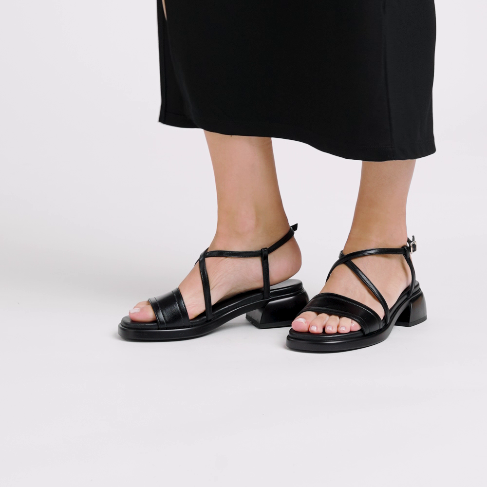 Sandale mit überkreuzten Riemchen aus laminiertem Leder - Frau Shoes | Official Online Shop
