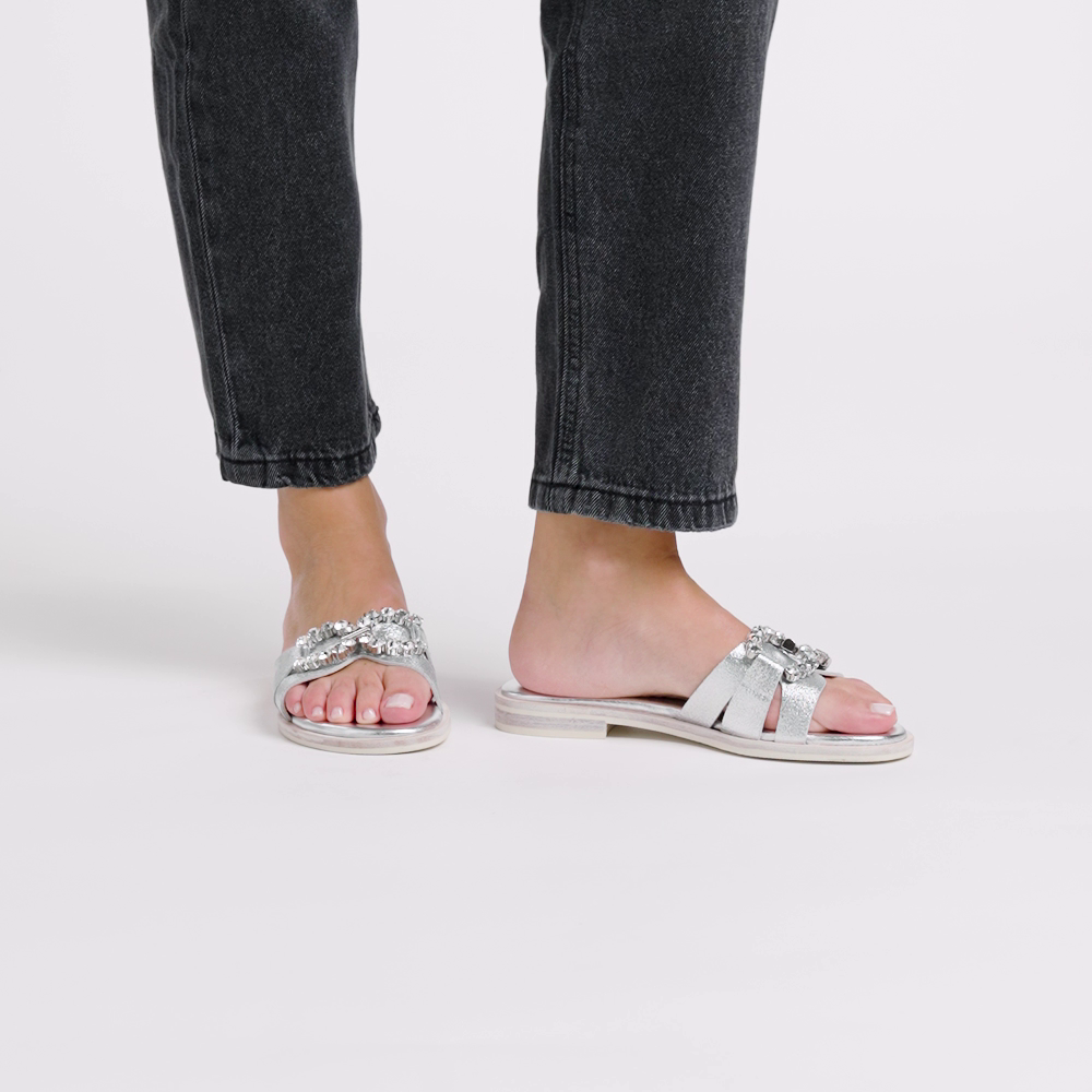Pantolette aus laminiertem Leder mit Schmuckdetail - Frau Shoes | Official Online Shop