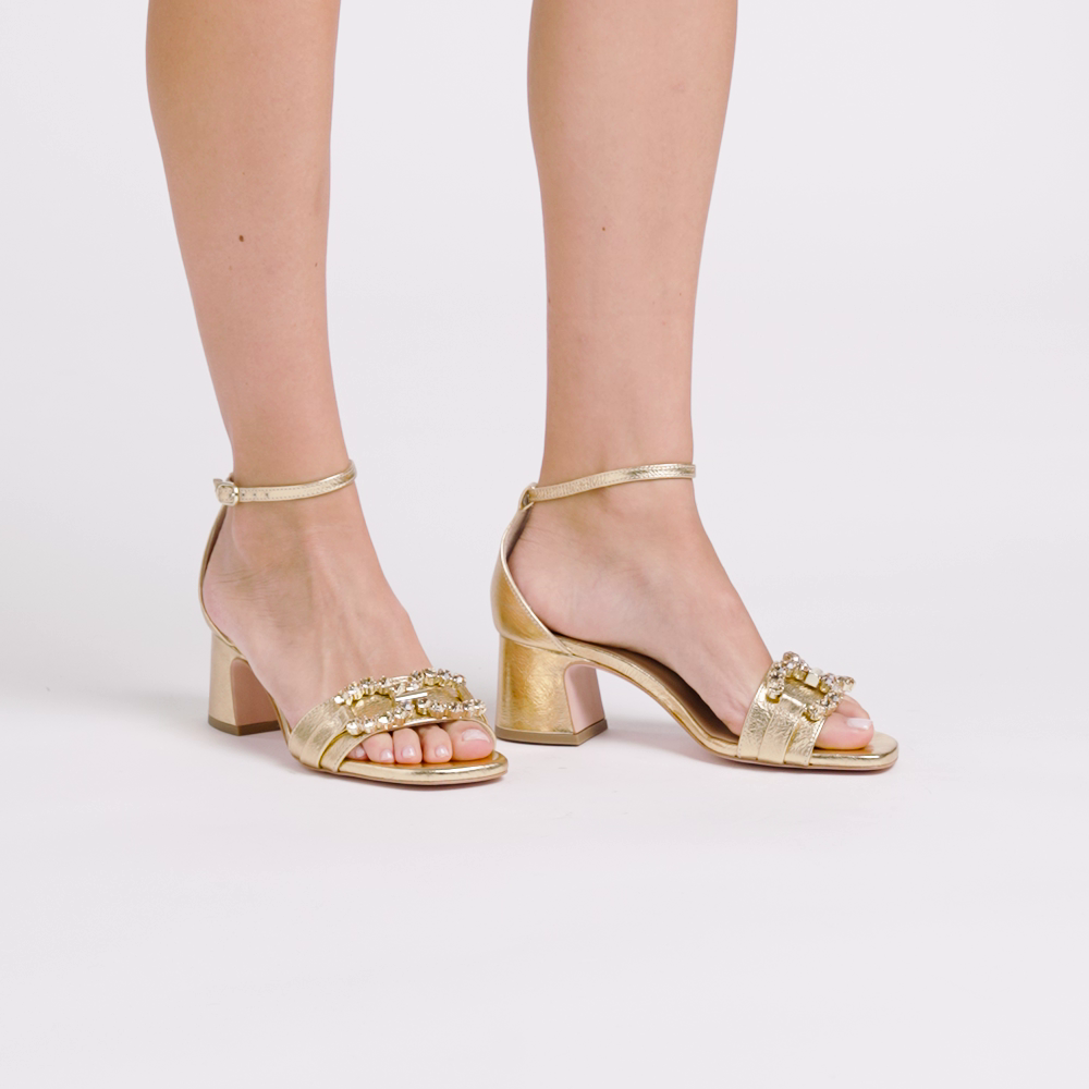 Sandale mit Schmuckdetail und Absatz aus laminiertem Leder - Frau Shoes | Official Online Shop