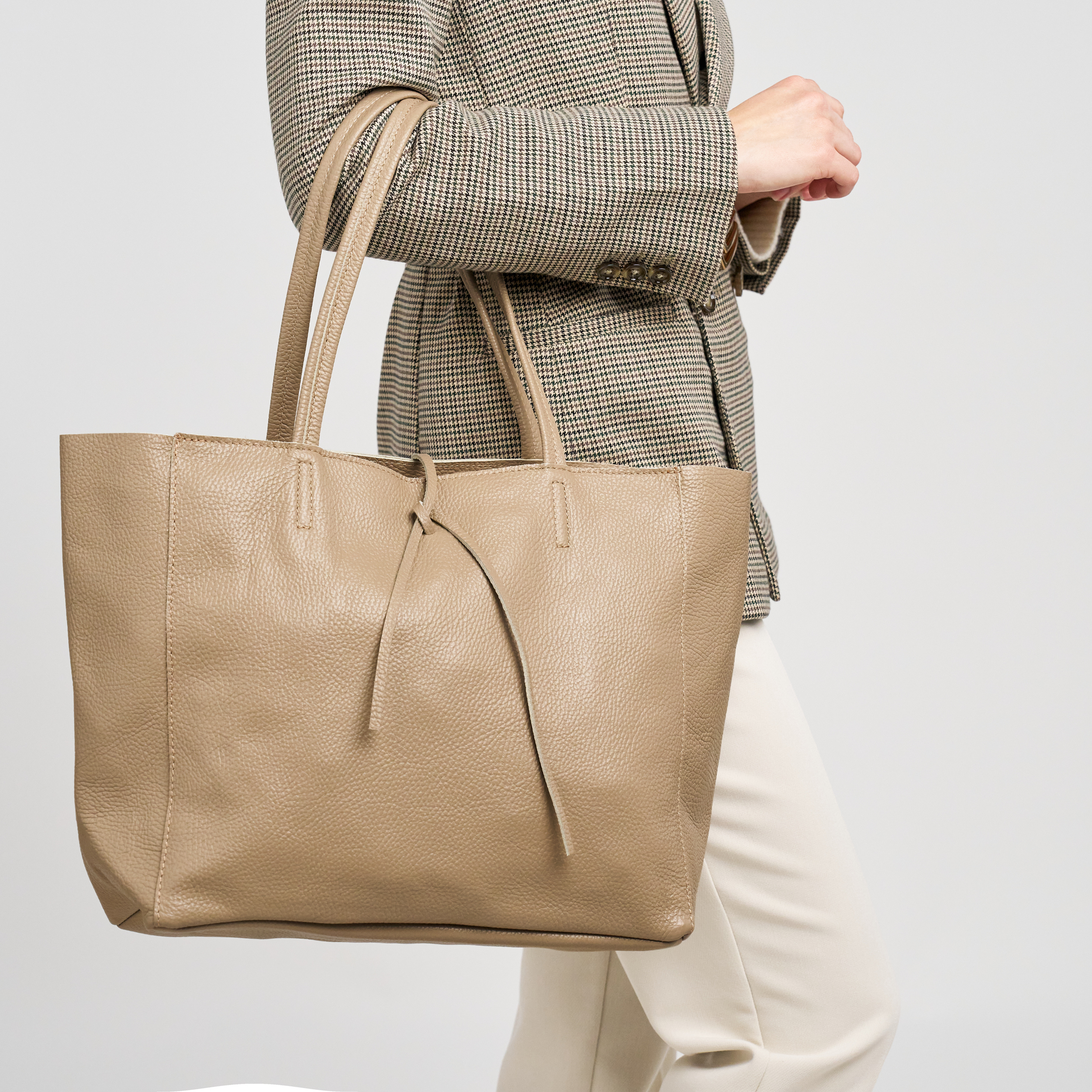Shopping bag in pelle morbida, Col. Beige | Frau